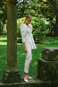Mono blanco  para novia civil en jacquard  en relieve flores con