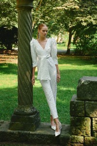 Mono blanco  para novia civil en jacquard  en relieve flores con