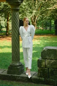 Mono blanco para novia civil en jacquard en relieve flores con