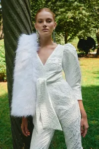 Mono blanco para novia civil en jacquard en relieve flores con