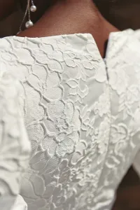 Mono blanco para novia civil en jacquard en relieve flores con