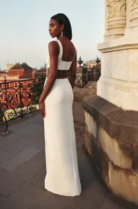 vestido largo blanco asimetrico con aberturas y pasamaneria