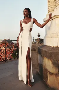 vestido largo blanco asimetrico con aberturas y pasamaneria