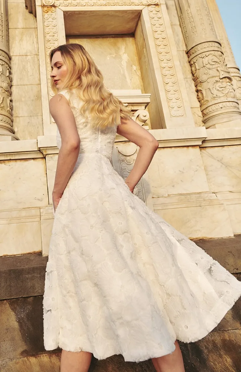 vestido midi de tul blanco con falda vuelo para novia civil