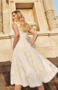 vestido midi de tul blanco con falda vuelo para novia civil