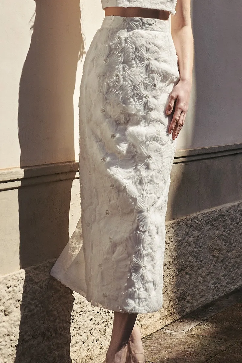 falda midi recta de tul blanco flores reliebe para novia