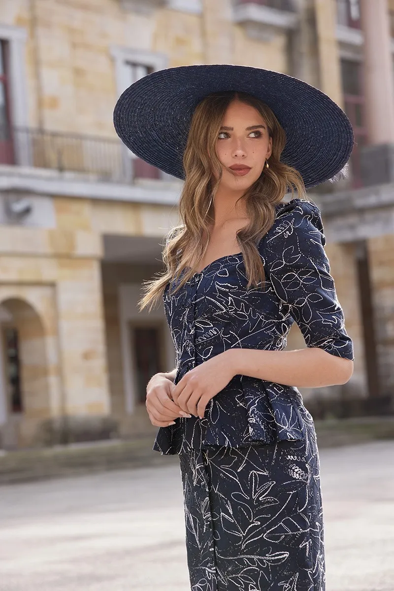 vestido de lino azul con bordados con peplum para invitada