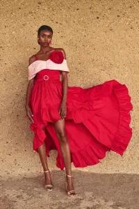 Vestido tafeta roja escote bardot con falda asimetrico para