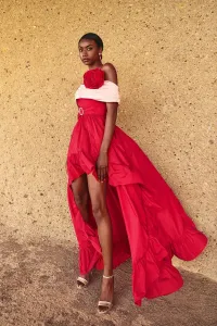 Vestido tafeta roja escote bardot con falda asimetrico para