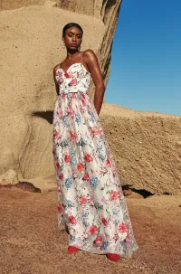 Vestido corpiño largo tul bordado flores colores sobe crepe blanco