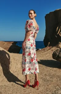 top blanco con tul flores bordadas para invitadas