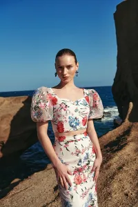 top blanco con tul flores bordadas para invitadas