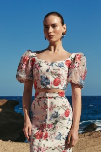 top blanco con tul flores bordadas para invitadas