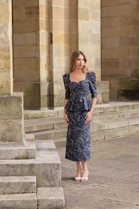 vestido de lino azul con bordados con peplum para invitada