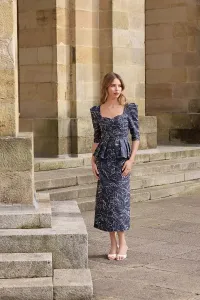 vestido de lino azul con bordados con peplum para invitada