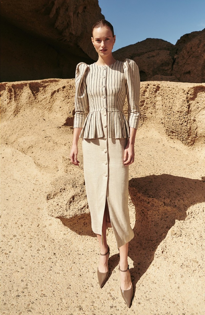 vestido de lino beige con rayas lentejuelas con peplum para