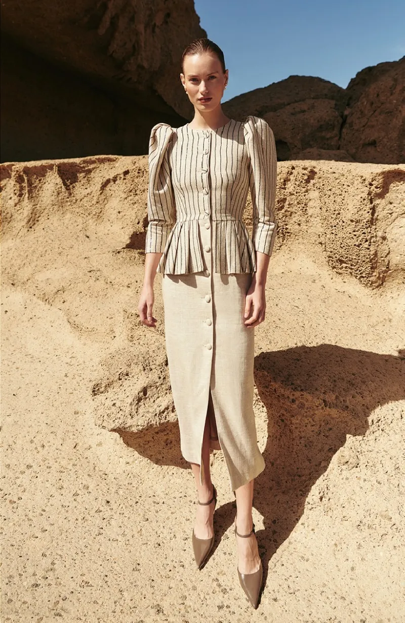 vestido de lino beige con rayas lentejuelas con peplum para