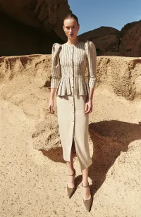 vestido de lino beige con rayas lentejuelas con peplum para