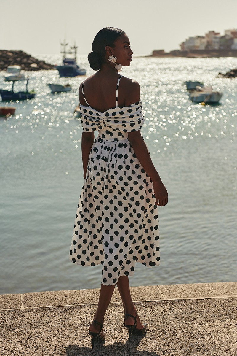 Vestido midi evase de lunares blanco y negro con escote bardot
