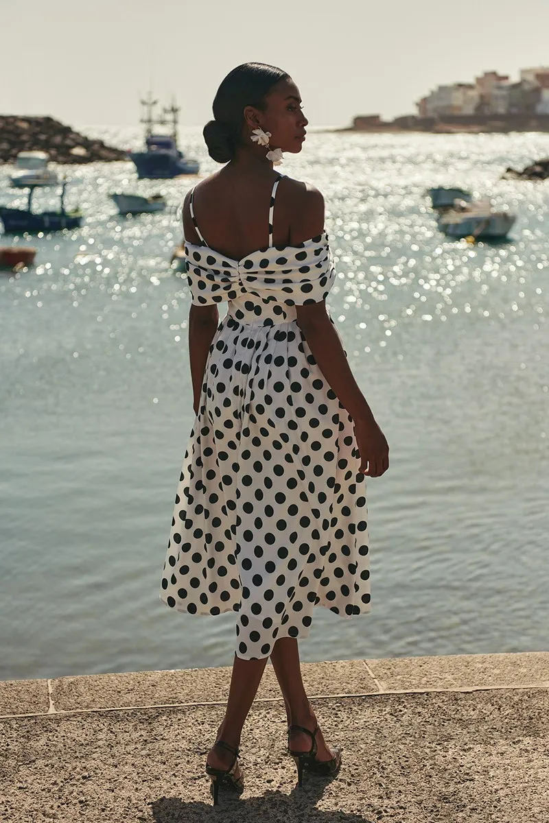 Vestido midi evase de lunares blanco y negro con escote bardot