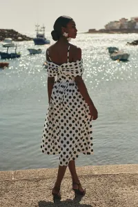 Vestido midi evase de lunares blanco y negro con escote bardot