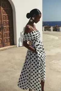 Vestido midi evase de lunares blanco y negro con escote bardot