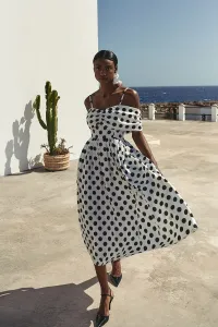 Vestido midi evase de lunares blanco y negro con escote bardot