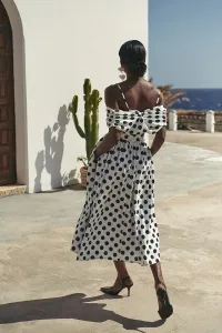 Vestido midi evase de lunares blanco y negro con escote bardot