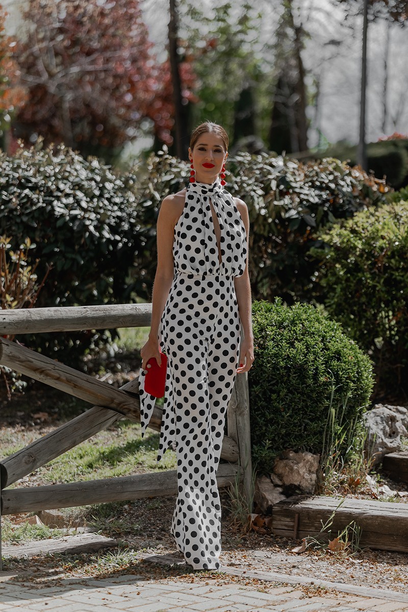 mono de fiesta halter blanco con lunares negros para invitada