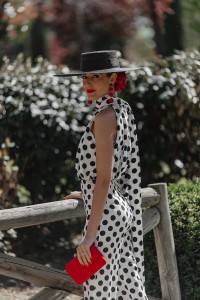mono de fiesta halter blanco con lunares negros para invitada