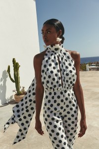 mono de fiesta halter blanco con lunares negros para invitada