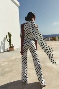 mono de fiesta halter blanco con lunares negros para invitada