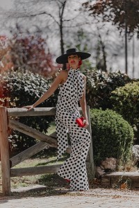 mono de fiesta halter blanco con lunares negros para invitada
