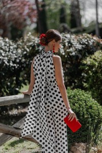 mono de fiesta halter blanco con lunares negros para invitada