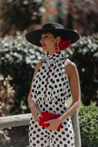 mono de fiesta halter blanco con lunares negros para invitada