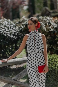 mono de fiesta halter blanco con lunares negros para invitada