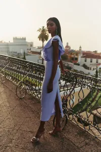vestido de fiesta con volantes de crepe y organza color azul