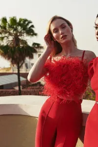 Top de fiesta de plumas crepe rojo