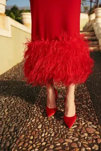 vestido rojo plumas escote corazon invitada boda
