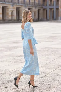 vestido de fiesta brocado azul con peplum y boton joya
