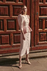 vestido brocado rosa palo con peplum manga abullonada de invitada