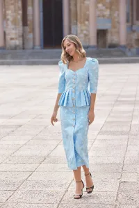 vestido de fiesta brocado azul con peplum y boton joya