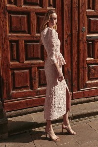 vestido brocado rosa palo con peplum manga abullonada de invitada