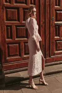 vestido brocado rosa palo con peplum manga abullonada de invitada