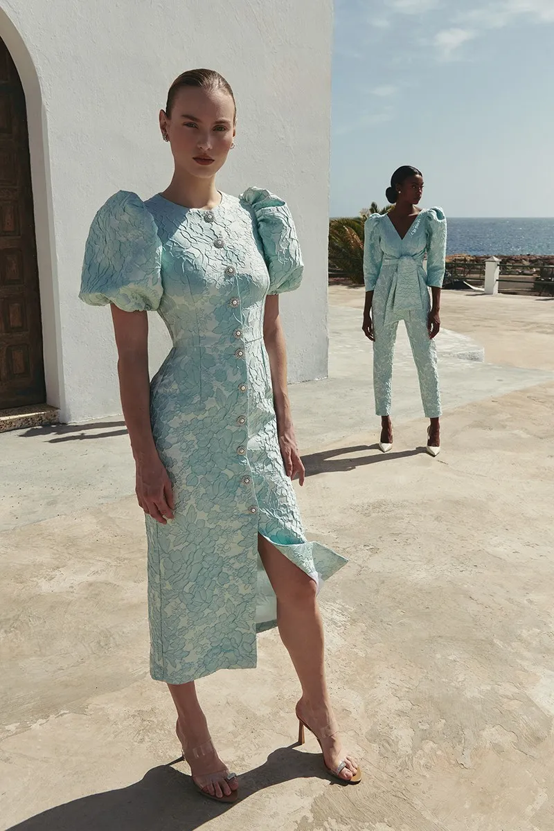 Vestido brocado aguamarina con mangas abullonadas y botones joya