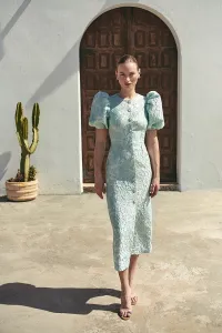 Vestido brocado aguamarina con mangas abullonadas y botones joya