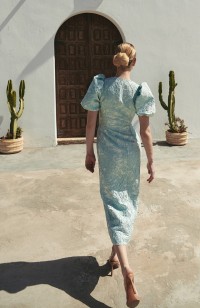 Vestido brocado aguamarina con mangas abullonadas y botones joya