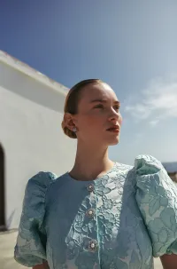 Vestido brocado aguamarina con mangas abullonadas y botones joya