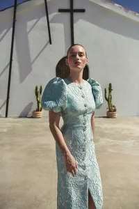 Vestido brocado aguamarina con mangas abullonadas y botones joya