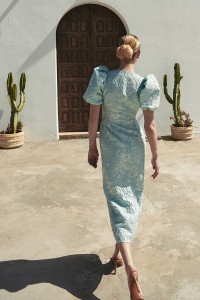 Vestido brocado aguamarina con mangas abullonadas y botones joya